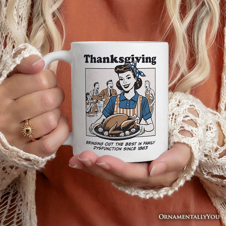 Taza retro personalizada con texto en inglés "Acción de Gracias por la Disfunción Familiar", regalo divertido y sarcástico con nombre personalizado.